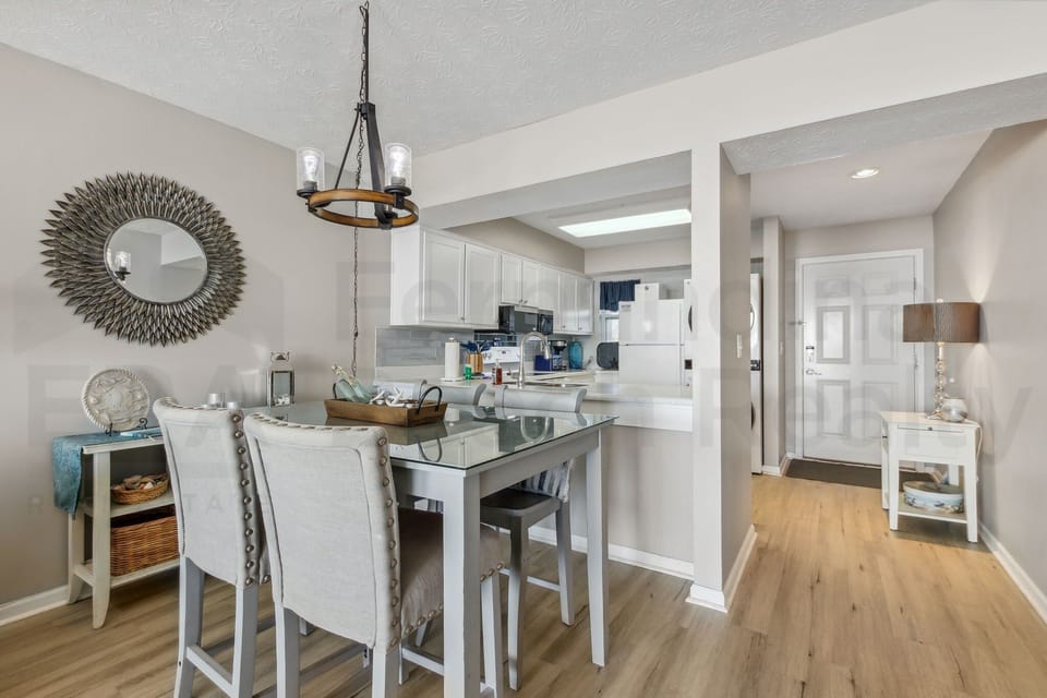 Condo, 2 Bedrooms | Dining