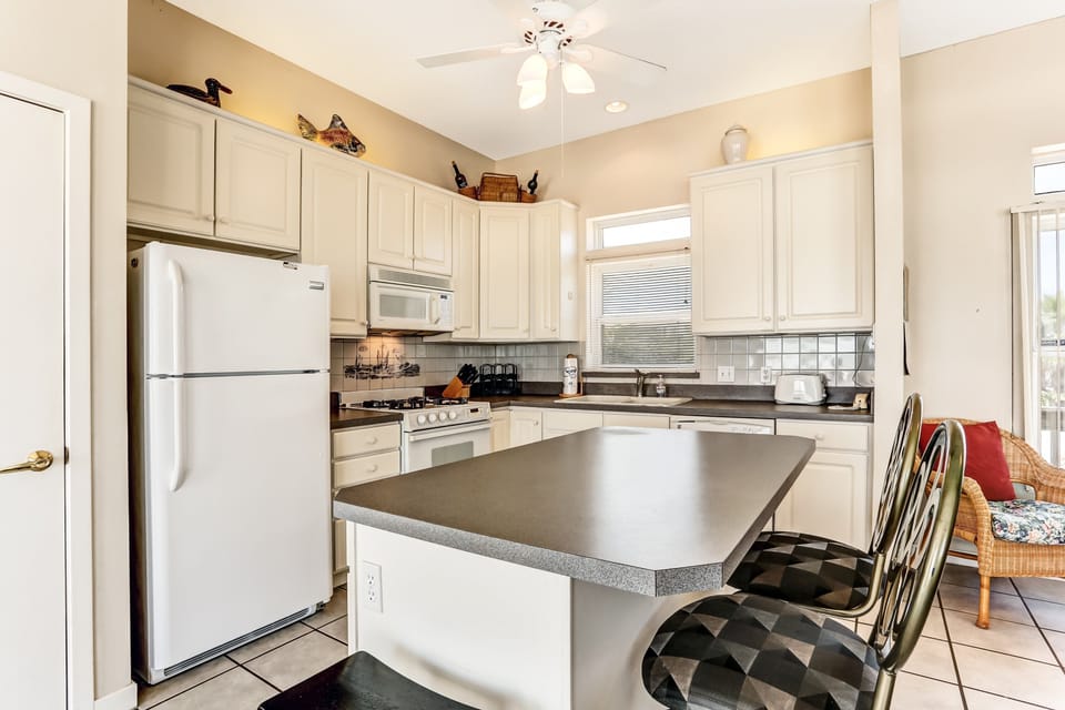 House, 3 Bedrooms | Private kitchen | Full-size fridge, microwave, oven, stovetop