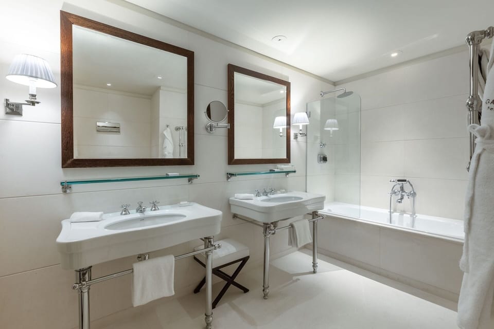 Gallery Deluxe Room | Bathroom | Combined shower/tub, rainfall showerhead, designer toiletries