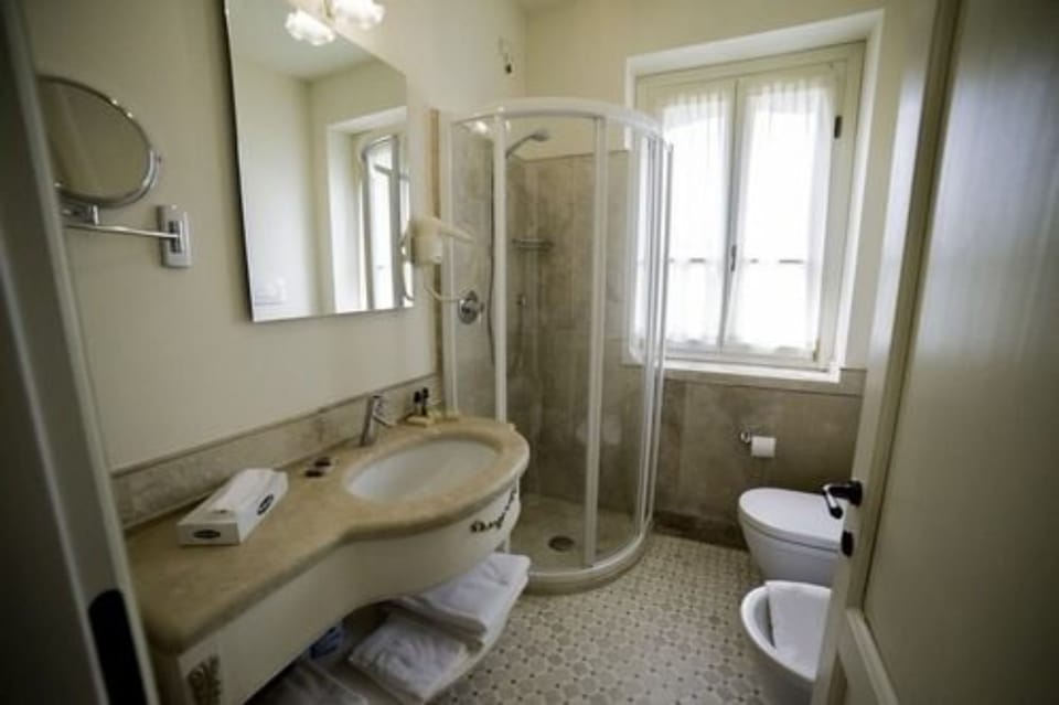 Apartment, 1 Bedroom, 2 Bathrooms, Annex Building | Bathroom | Shower, free toiletries, hair dryer, towels