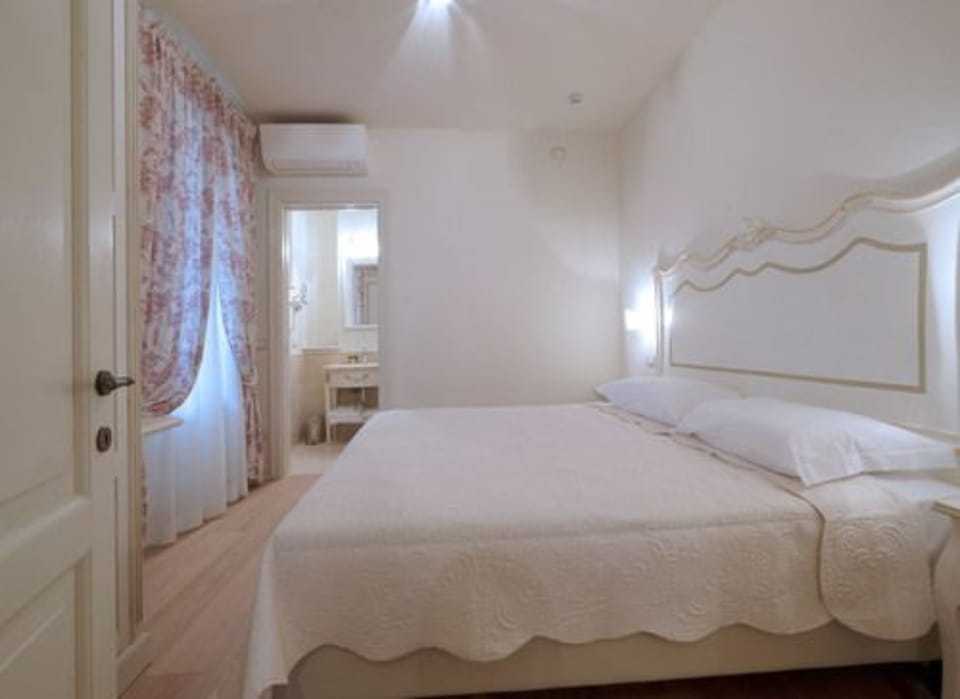 Standard Studio, Private Bathroom | 1 bedroom, premium bedding, in-room safe, iron/ironing board