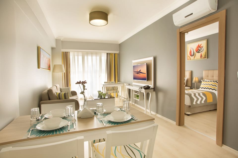 Standard Suite | In-room safe, desk, blackout drapes, soundproofing