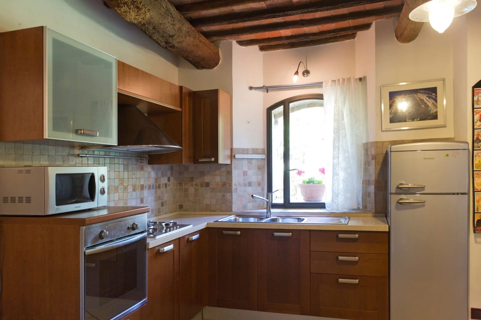 Deluxe Suite, Jetted Tub | Private kitchen | Full-size fridge, coffee/tea maker