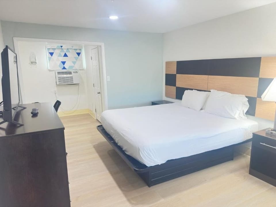 Standard Room, 1 King Bed | Desk, iron/ironing board, free WiFi, bed sheets