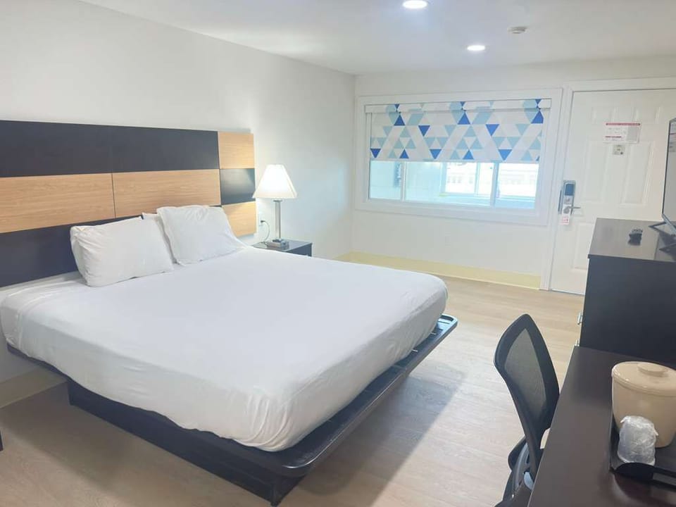 Standard Room, 1 King Bed | Desk, iron/ironing board, free WiFi, bed sheets
