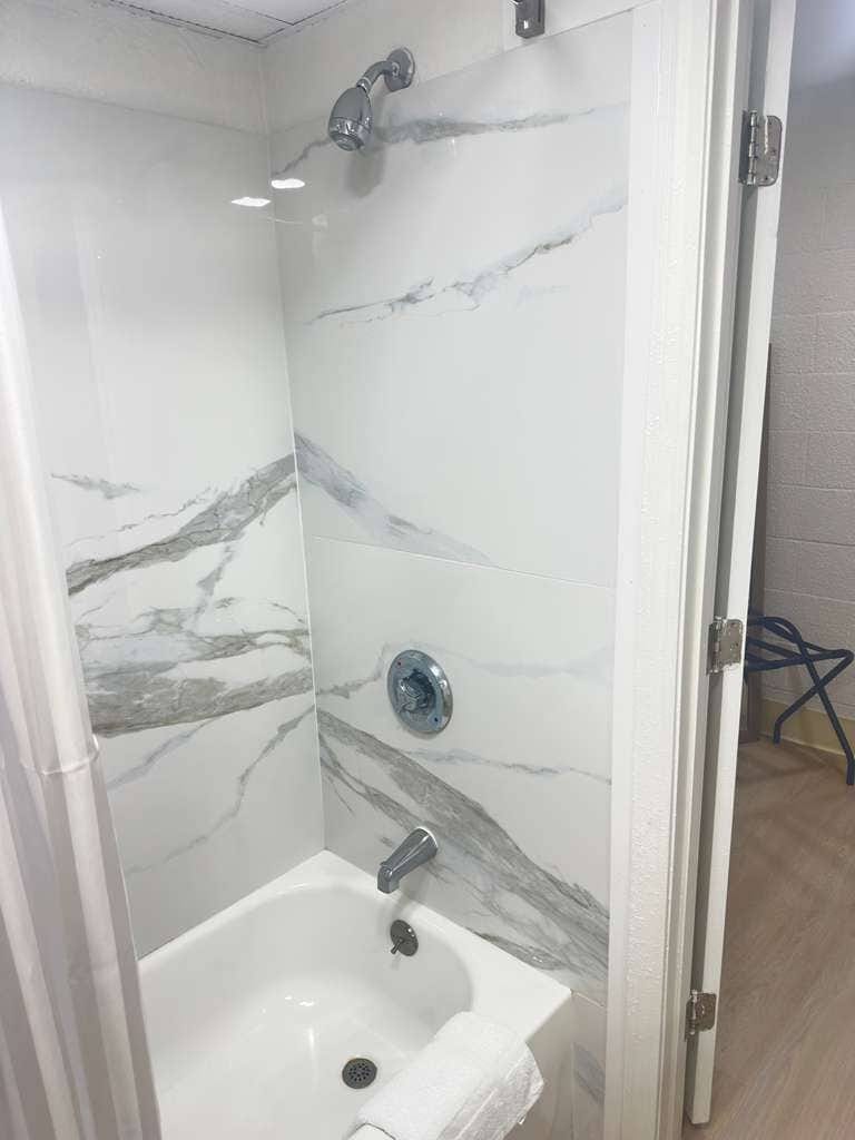 Standard Room, 1 King Bed | Desk, iron/ironing board, free WiFi, bed sheets