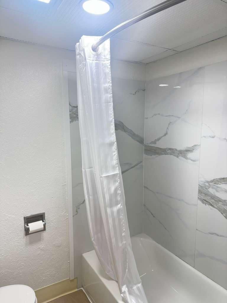 Standard Room | Bathroom | Combined shower/tub, free toiletries, towels