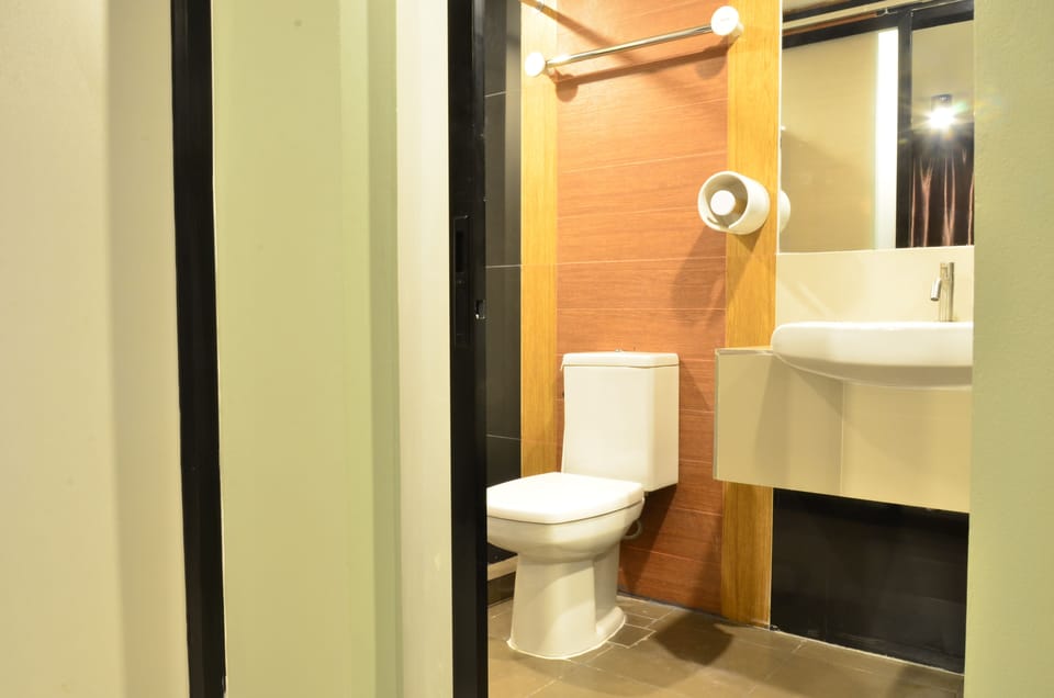 Standard Twin Room | Bathroom | Shower, free toiletries, hair dryer, towels