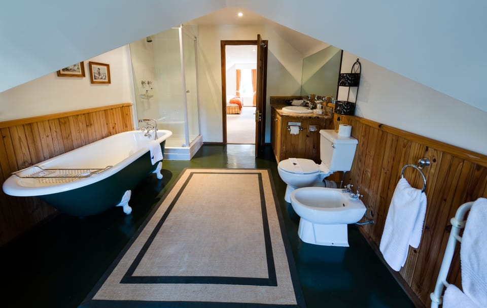 Upper Manor Superior Suite | Bathroom | Separate tub and shower, hair dryer, bathrobes, slippers