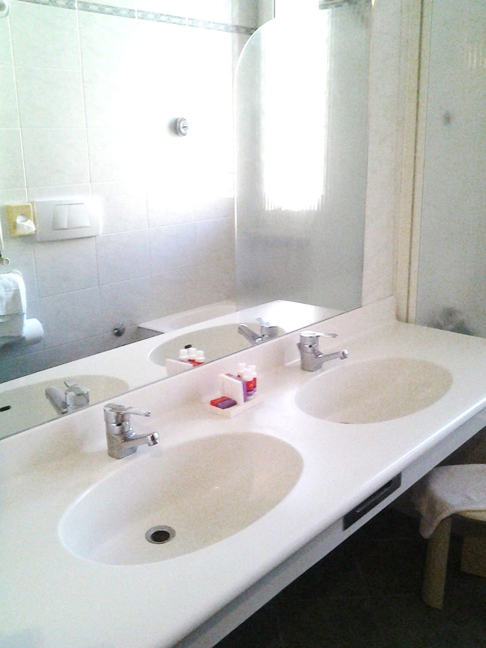 Shower, free toiletries, hair dryer
