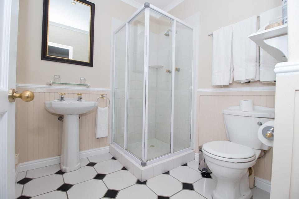 Double or Twin Room | Bathroom | Free toiletries, hair dryer, bathrobes, towels