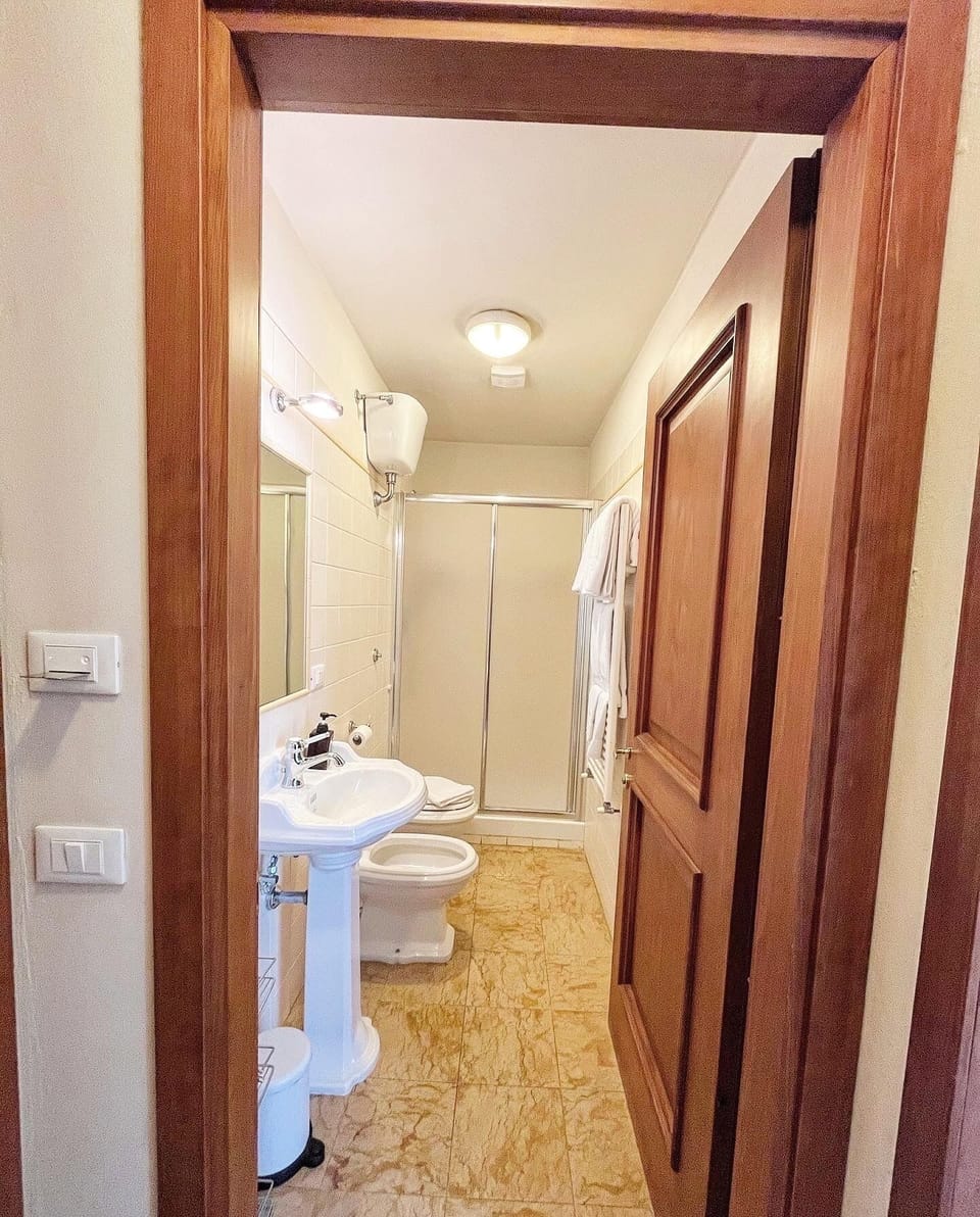 Family Room, Non Smoking, Ensuite | Bathroom | Free toiletries, hair dryer, bidet, towels