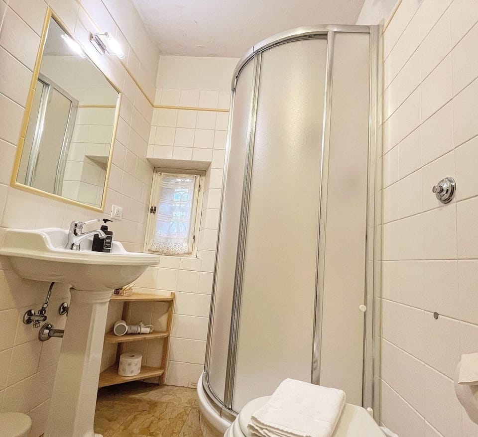 Standard Double or Twin Room, Non Smoking, Ensuite | Bathroom | Free toiletries, hair dryer, bidet, towels
