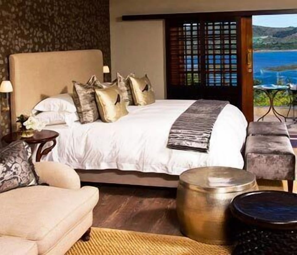 Premium bedding, down comforters, minibar, in-room safe