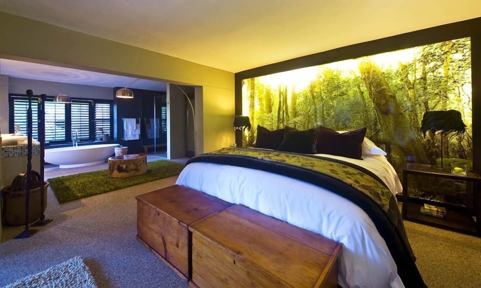 Premium bedding, down comforters, minibar, in-room safe