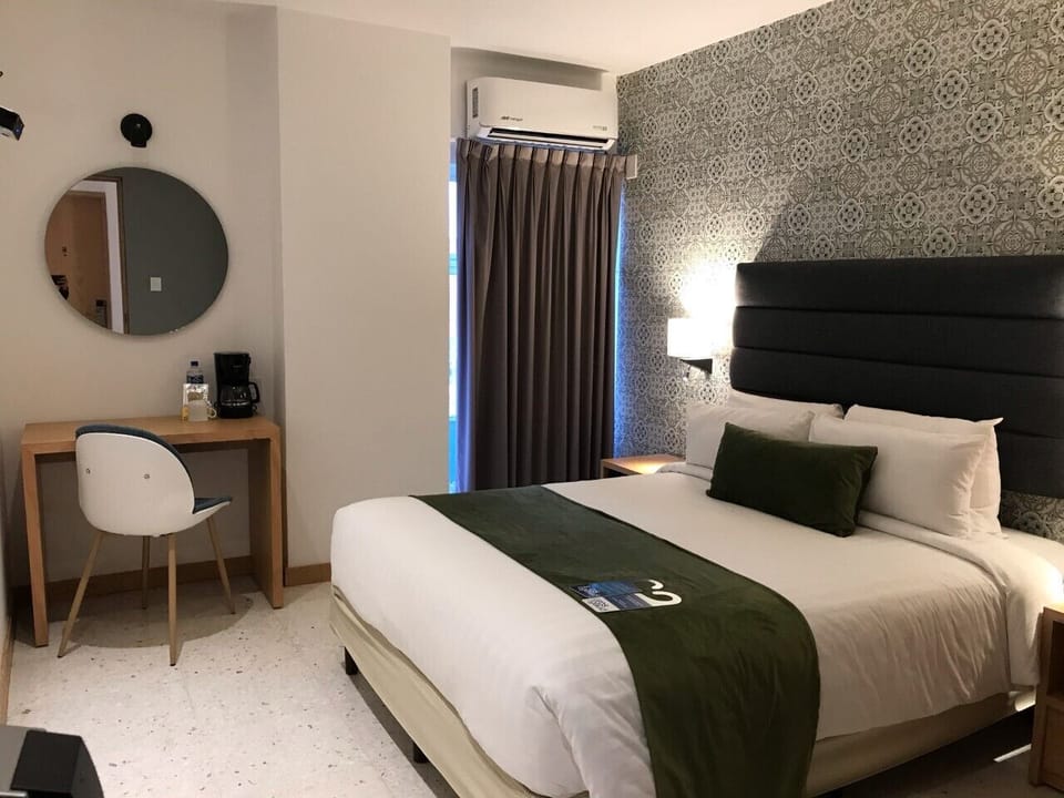 Habitacion Deluxe 1 Queen Bed | Premium bedding, in-room safe, desk, WiFi (free)