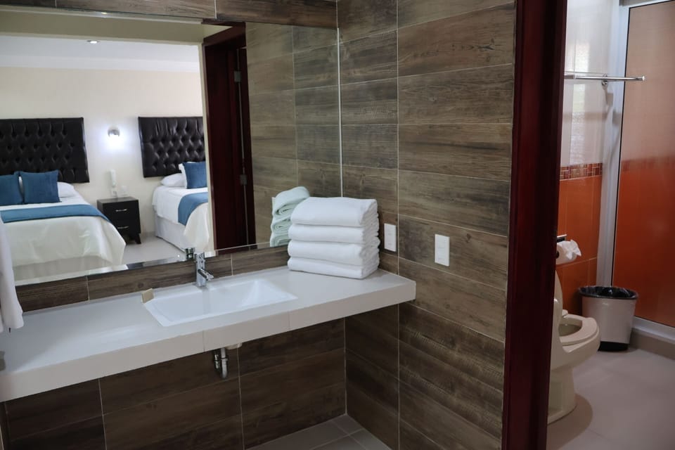 Superior Room | Bathroom | Hydromassage showerhead, free toiletries, hair dryer, towels