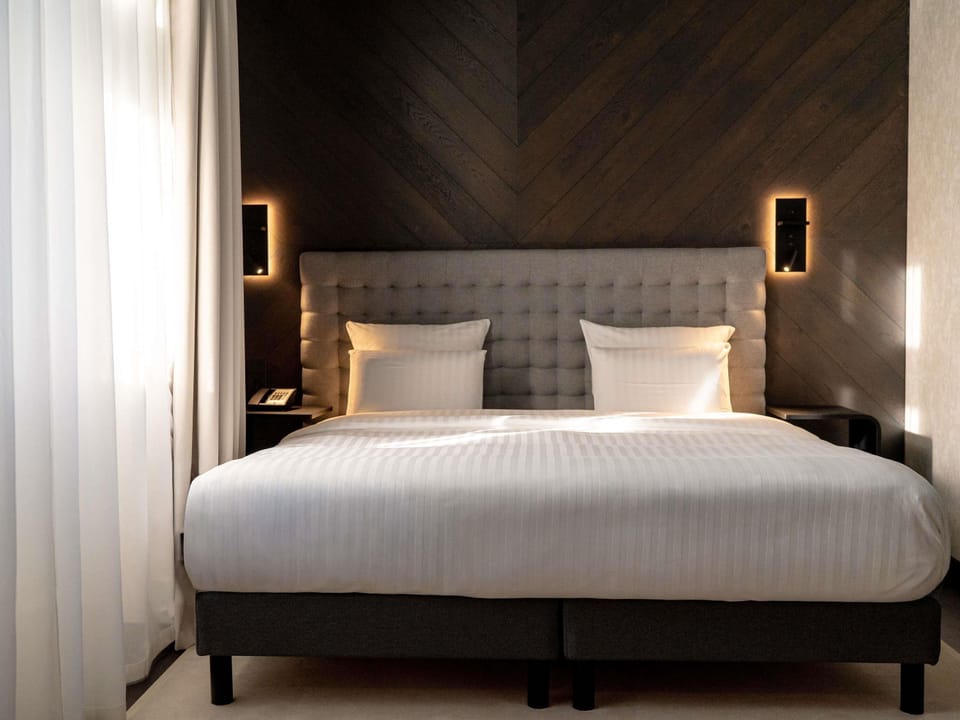 Deluxe Room, 1 King Bed | Minibar, in-room safe, desk, blackout drapes