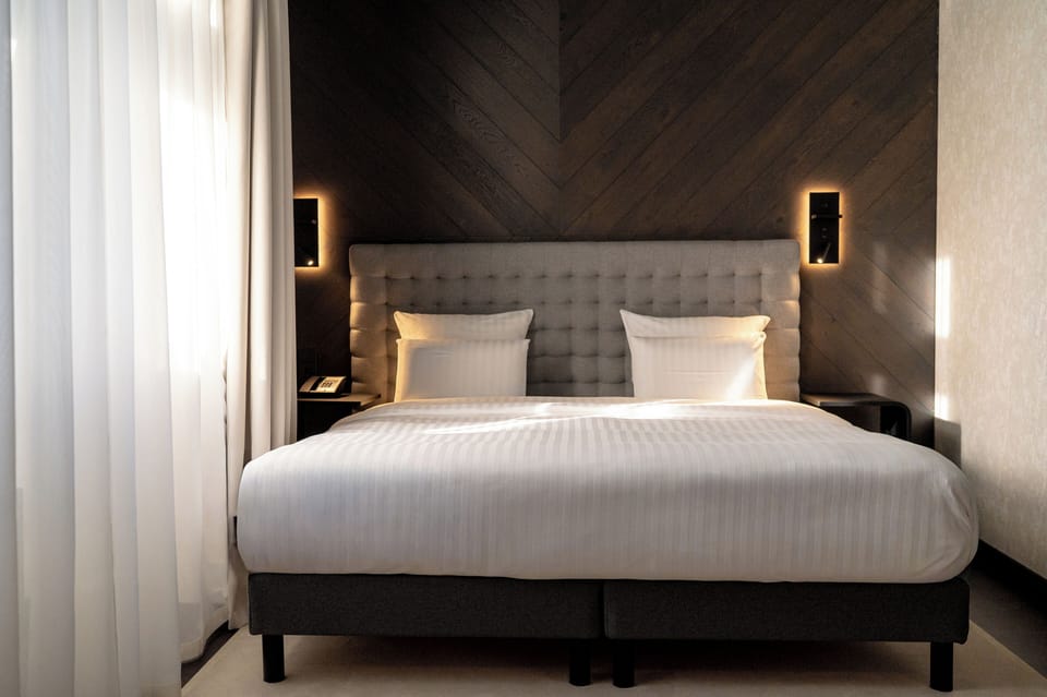 Deluxe Room, 1 King Bed | Minibar, in-room safe, desk, blackout drapes