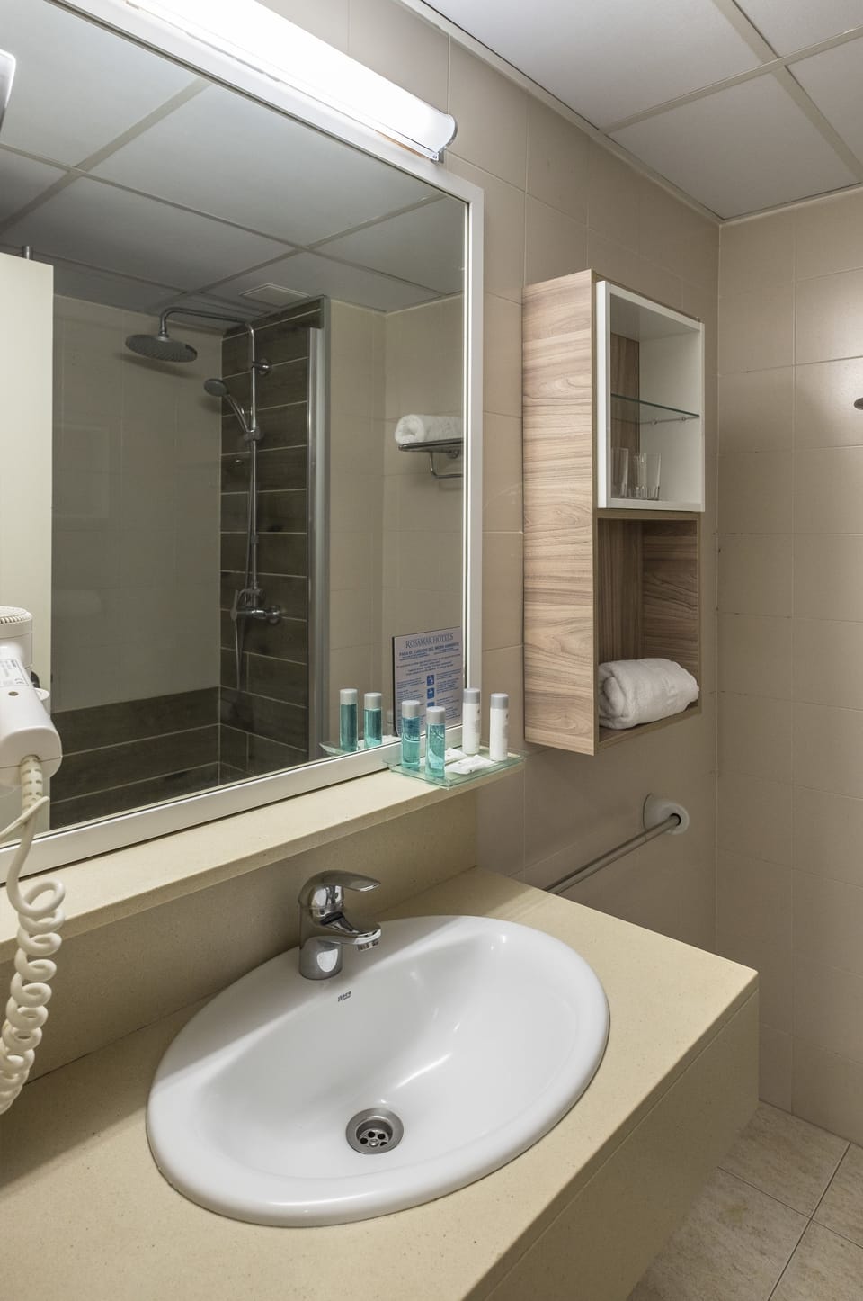 Down comforters, in-room safe, desk, blackout drapes