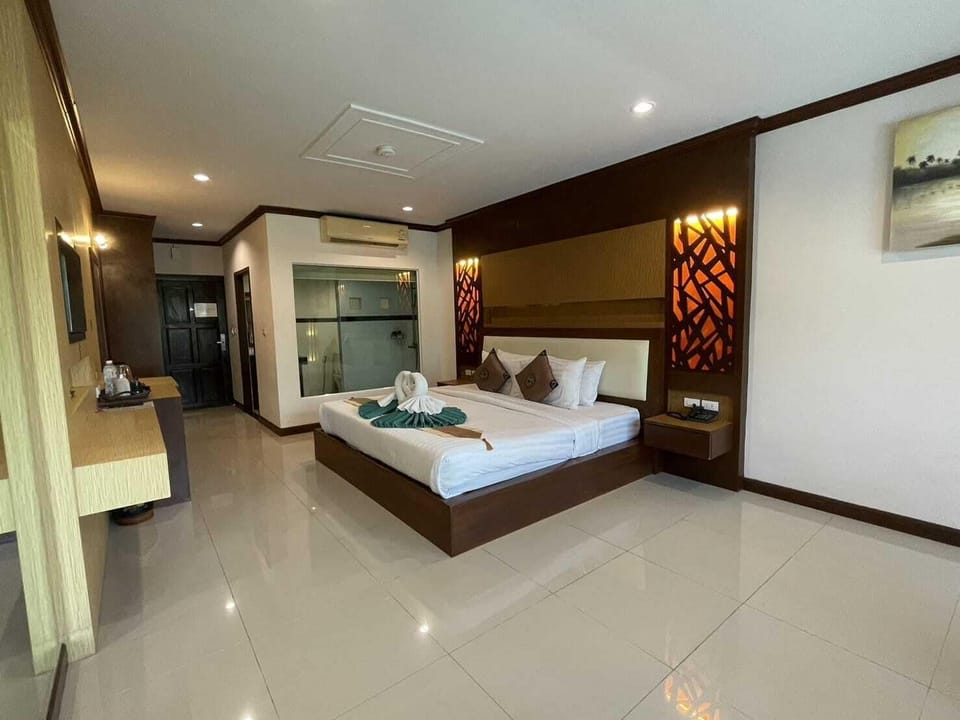 Minibar, in-room safe, desk, iron/ironing board