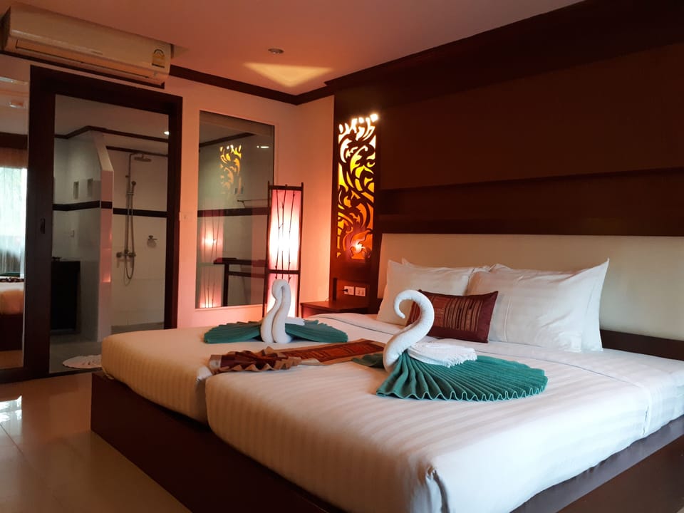 Minibar, in-room safe, desk, iron/ironing board