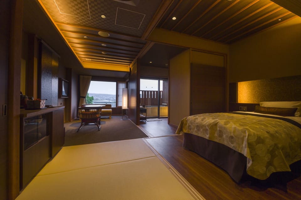 Mizuho Western Room with Open Air Bath, Mt. Fuji View [With Yamanshi Wine Lounge Access] | 1 bedroom, premium bedding, minibar, in-room safe
