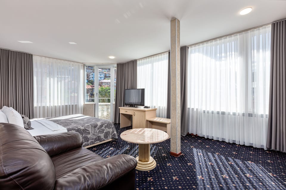 Premium bedding, minibar, desk, iron/ironing board