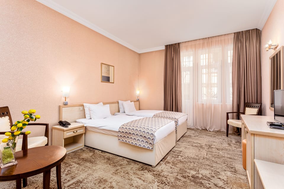 Twin Room | Premium bedding, minibar, desk, iron/ironing board