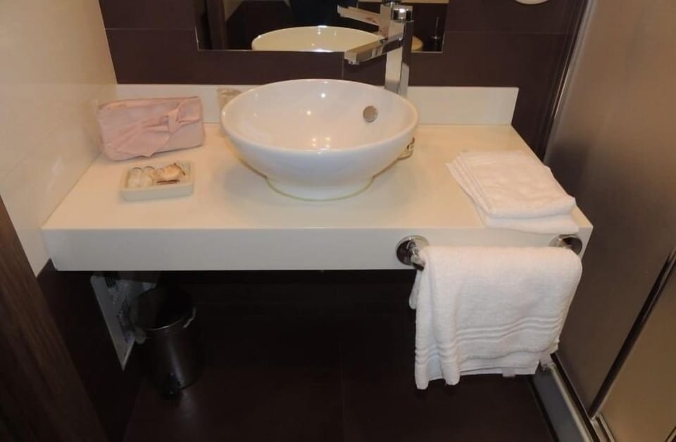 Bathroom sink