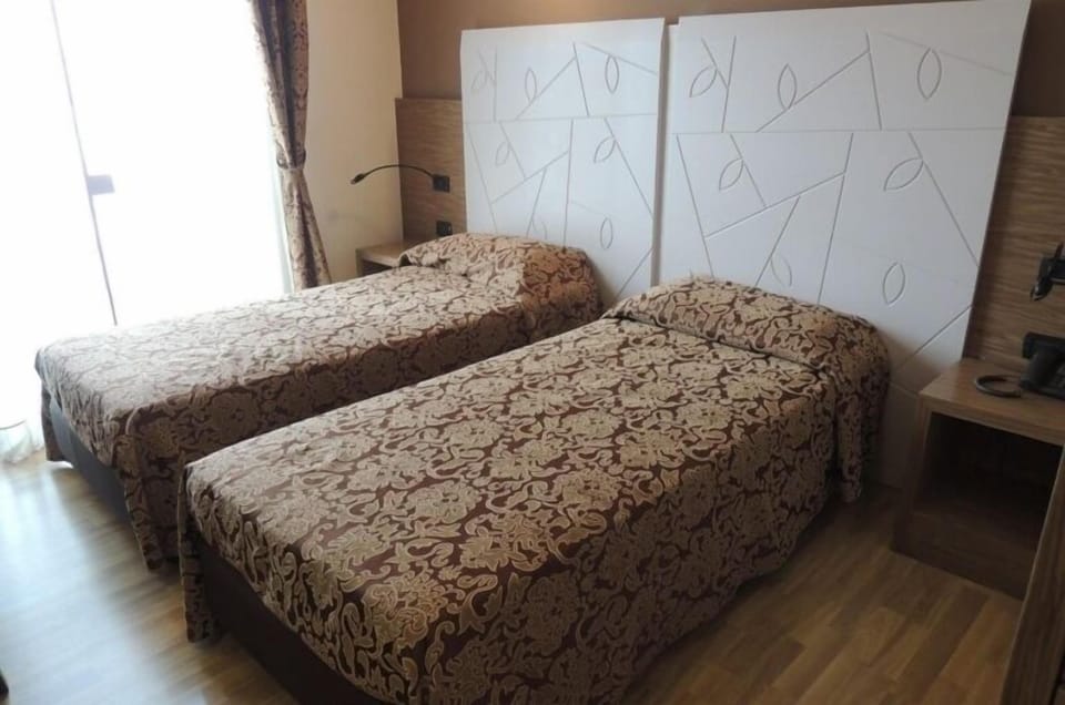 Double Room | In-room safe, desk, soundproofing, iron/ironing board