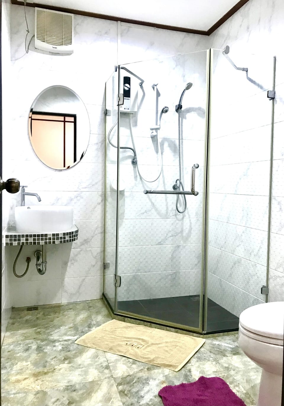 Shower, towels, shampoo