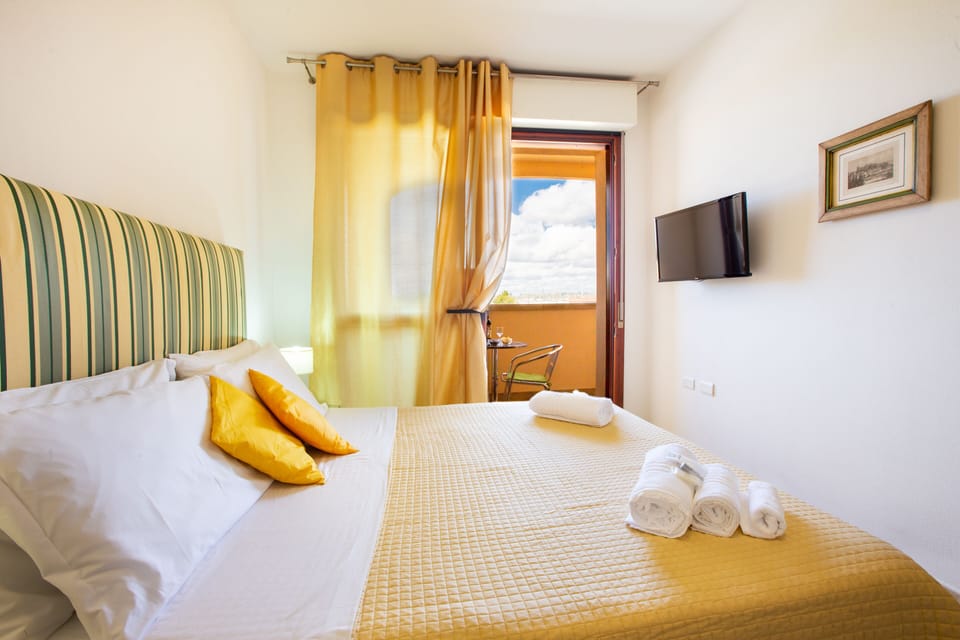 Comfort Quadruple Room | Living area | LCD TV