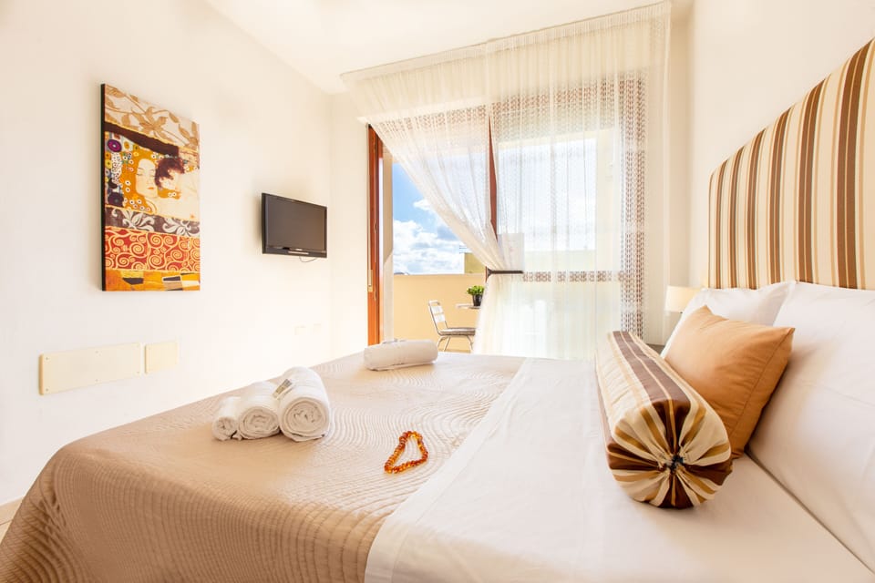 Comfort Double Room, 1 King Bed, Non Smoking, Courtyard View | 3 bedrooms, Frette Italian sheets, premium bedding, down comforters