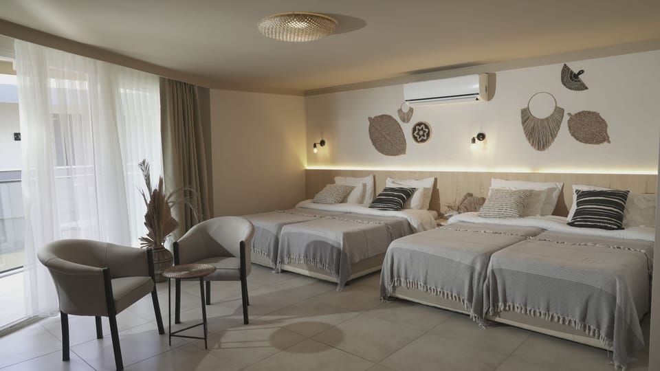 QUAD ROOM | Minibar, in-room safe, desk, soundproofing