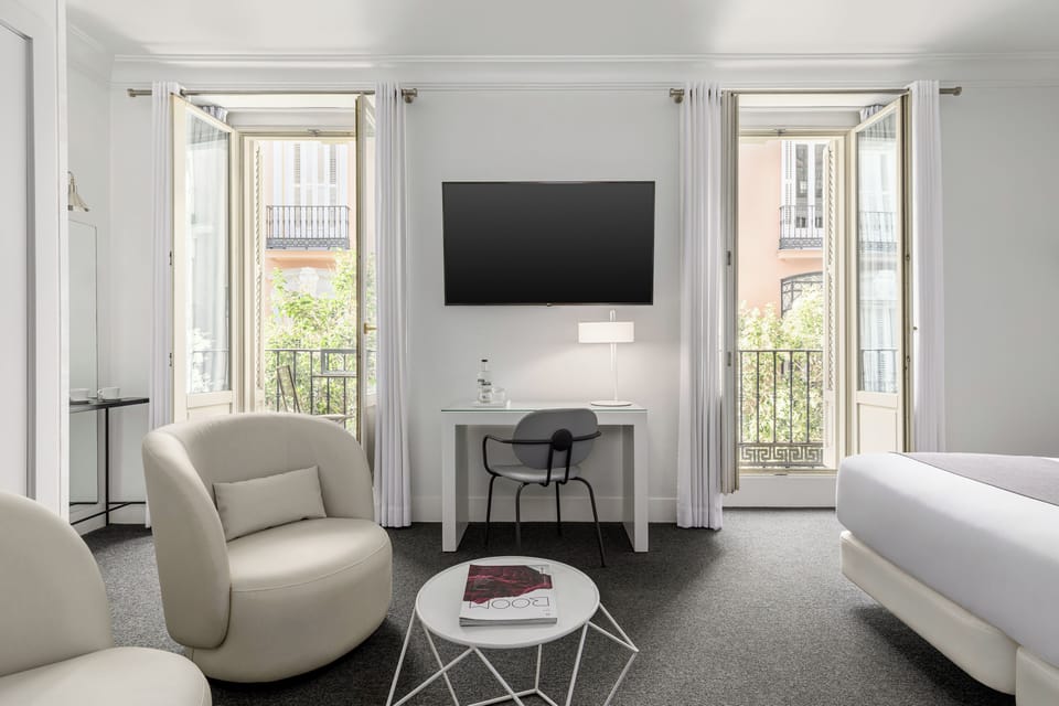 Junior Suite, 1 King Bed | Minibar, in-room safe, desk, soundproofing