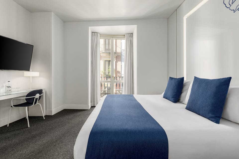 Executive Room | Minibar, in-room safe, desk, soundproofing