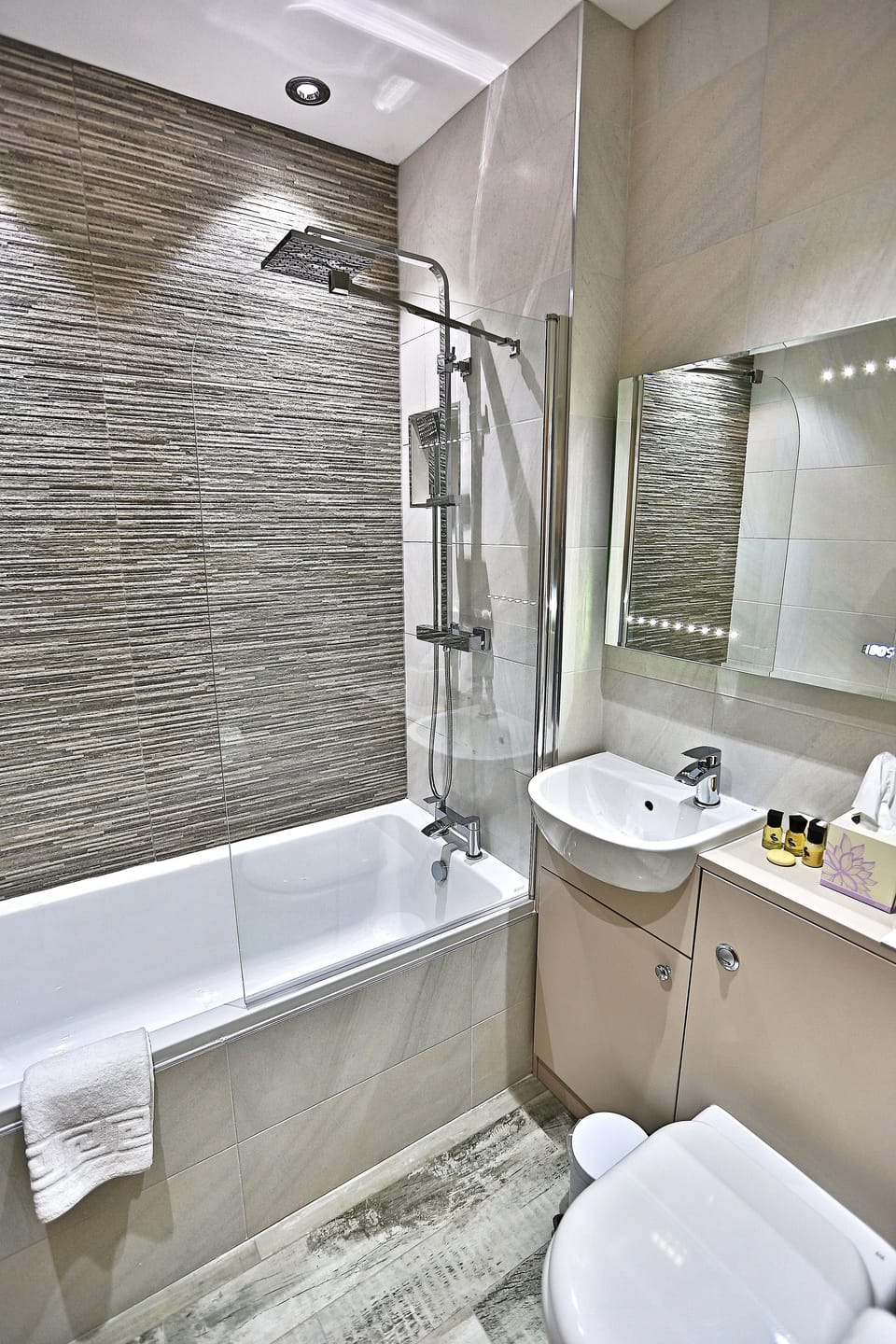 Deluxe Double or Twin Room | Bathroom | Combined shower/tub, deep soaking tub, towels