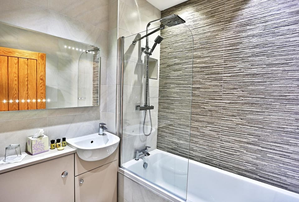 Combined shower/tub, deep soaking tub, towels