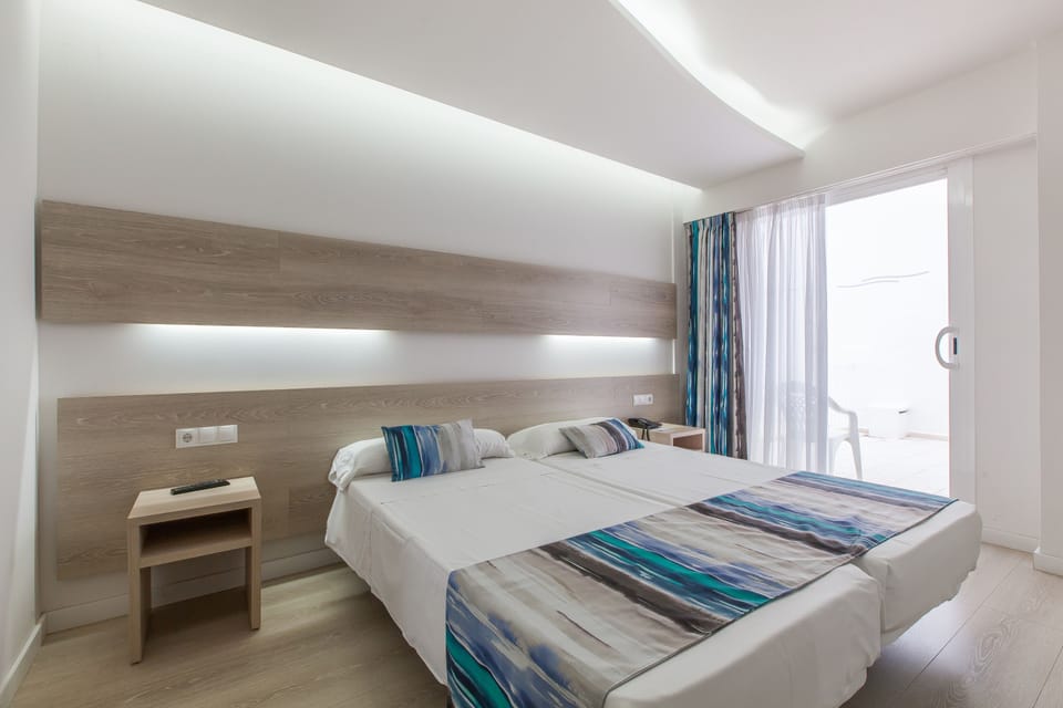 Standard Double or Twin Room, Balcony | In-room safe, desk, blackout drapes, soundproofing
