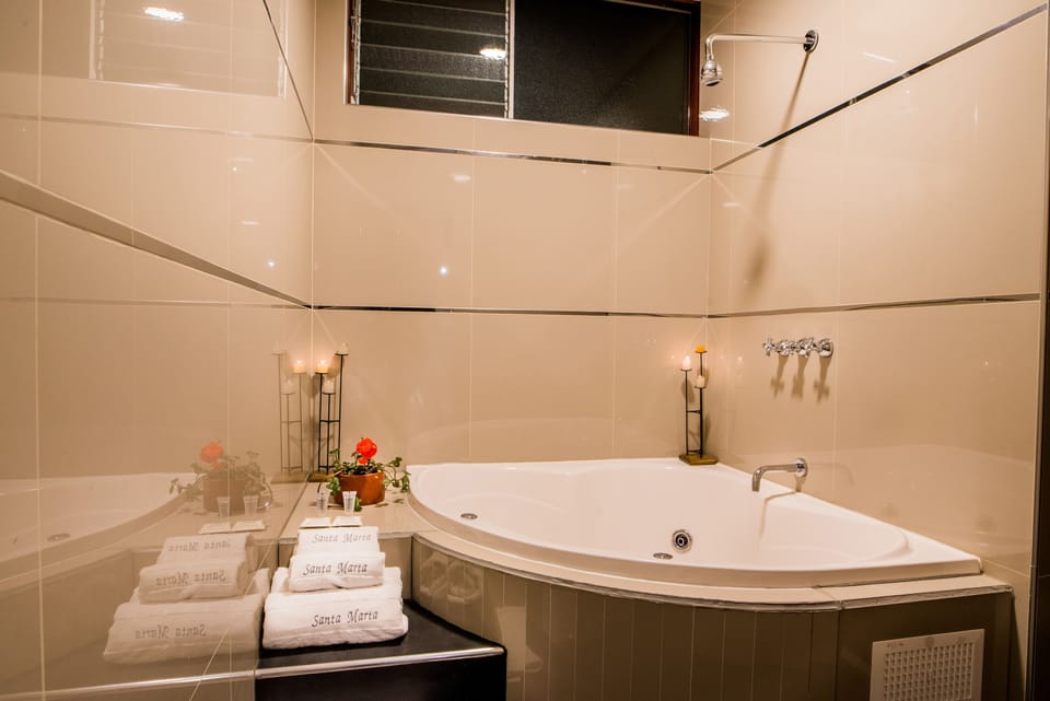 Double Room | Bathroom | Shower, free toiletries, hair dryer, towels
