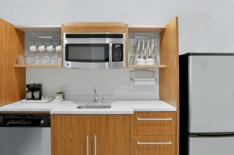 Coffee/tea maker, fridge, microwave, dishwasher
