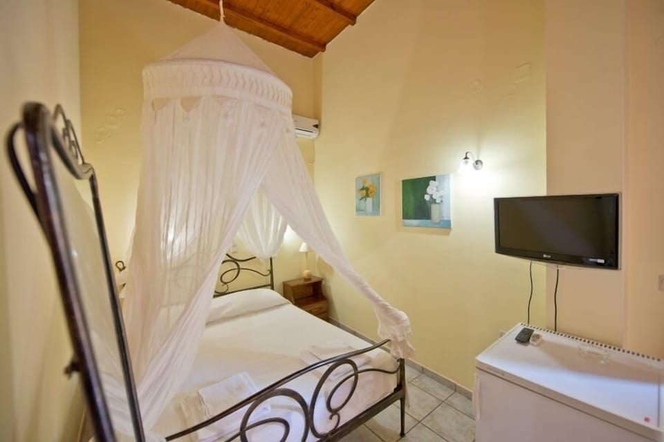 Double Room, Balcony | Desk, iron/ironing board, free cribs/infant beds, free WiFi