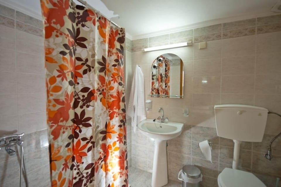 Double Room, Patio | Bathroom | Shower, rainfall showerhead, free toiletries, hair dryer