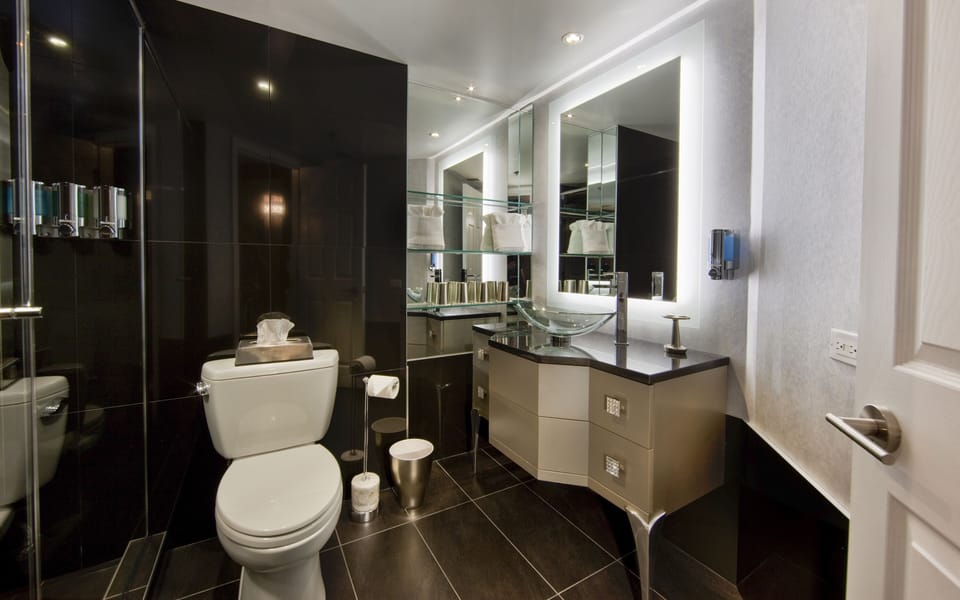 Corporate Suite, 1 Queen Murphy Bed | Bathroom | Free toiletries, hair dryer, towels