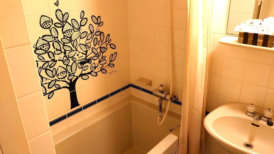 Standard Twin Room | Bathroom | Combined shower/tub, deep soaking tub, free toiletries, hair dryer