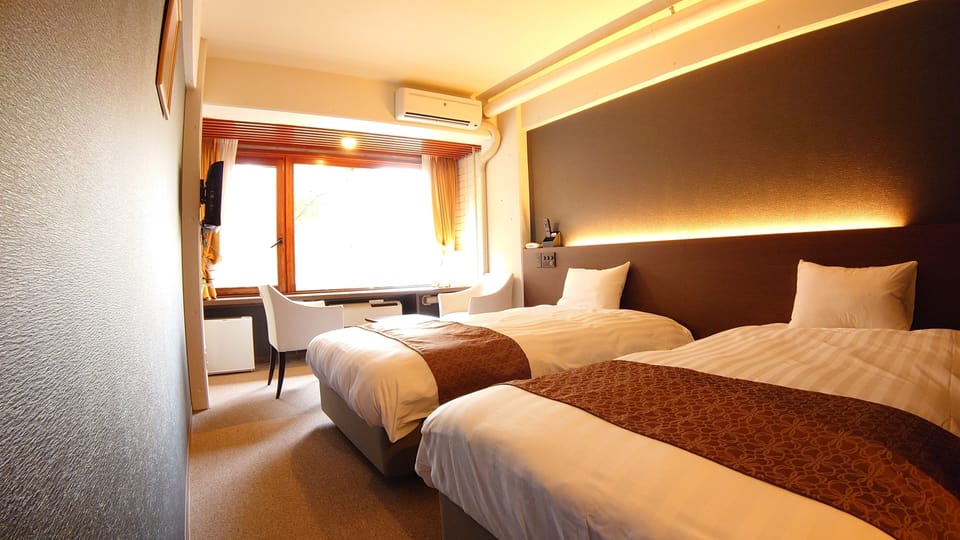 Standard Twin Room | Desk, laptop workspace, iron/ironing board