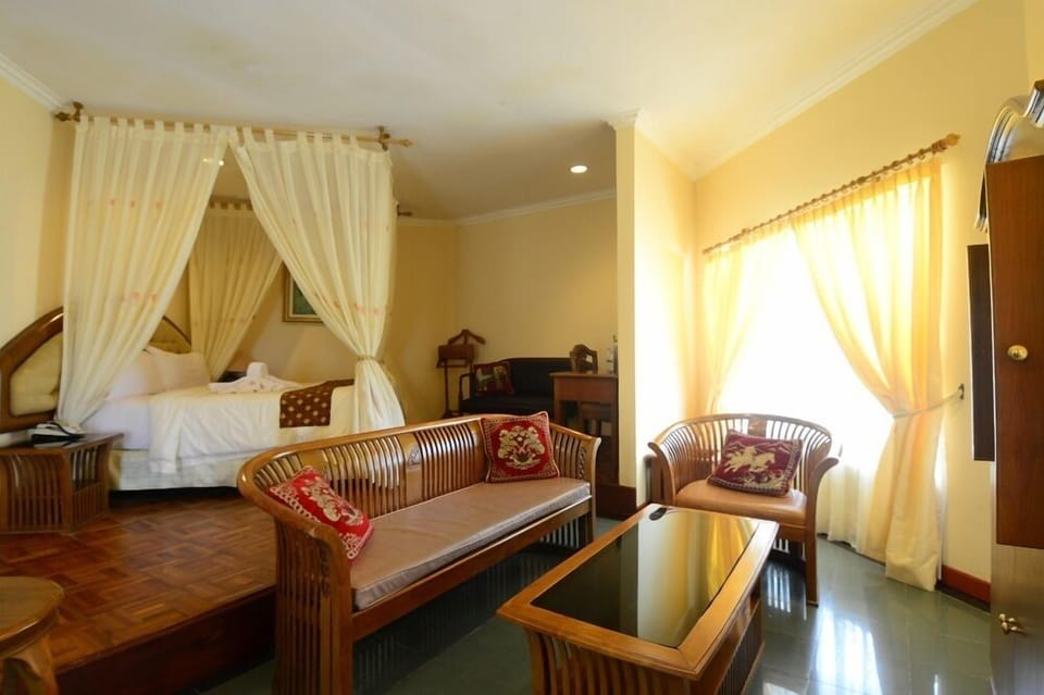 Suite | In-room safe, desk, soundproofing, iron/ironing board