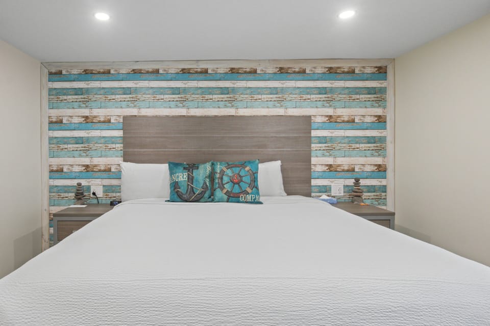 Standard Room, 1 King Bed, Non Smoking | Desk, free WiFi, bed sheets, alarm clocks