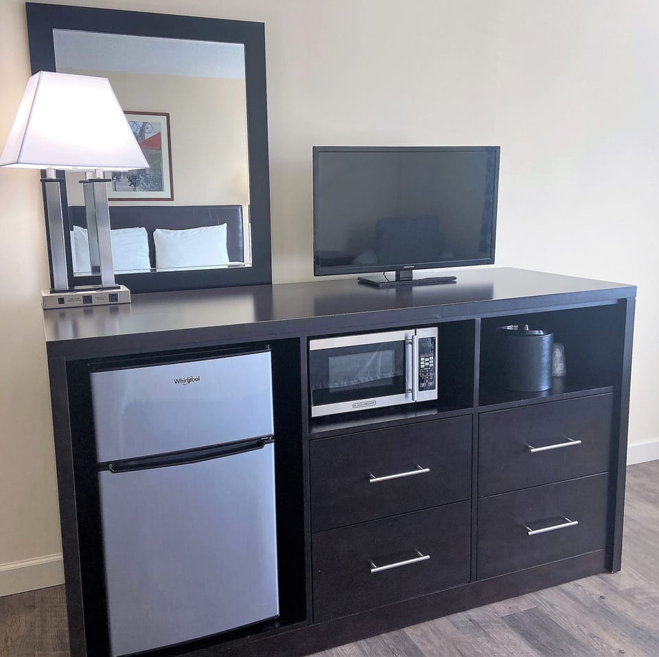 Iron/ironing board, WiFi (free), bed sheets